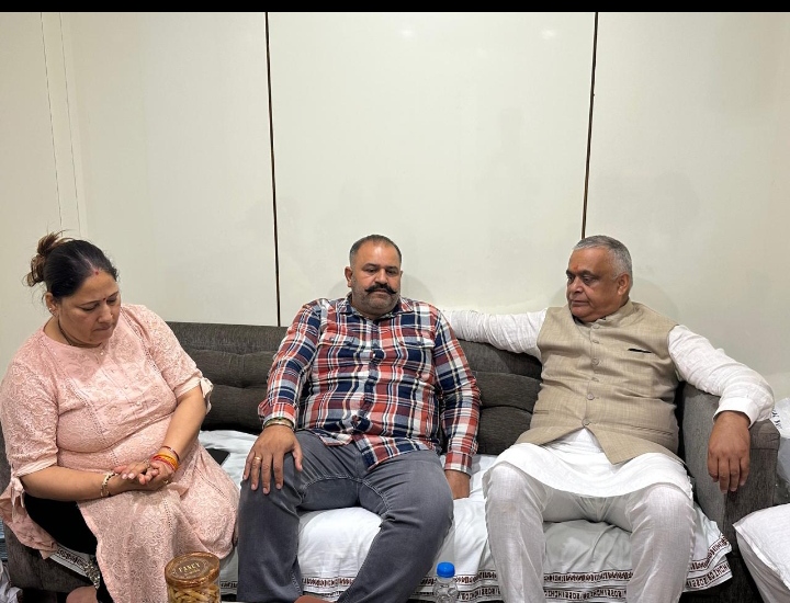 Read more about the article ਭਾਜਪਾ ਆਗੂ ਕੇ.ਡੀ. ਭੰਡਾਰੀ ਸਾਬਕਾ ਸੰਸਦ ਮੈਂਬਰ ਸੁਸ਼ੀਲ ਰਿੰਕੂ ਦੀ ਮਾਂ ਦੀ ਸਿਹਤ ਬਾਰੇ ਜਾਣਨ ਲਈ ਹਸਪਤਾਲ ਪਹੁੰਚੇ