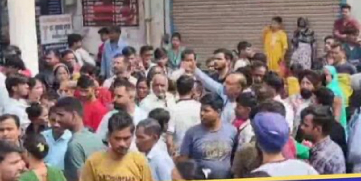 You are currently viewing ਗੈਸ ਸਿਲੰਡਰ ਨਾ ਮਿਲਣ ‘ਤੇ ਲੋਕਾਂ ਦਾ ਹੰਗਾਮਾ