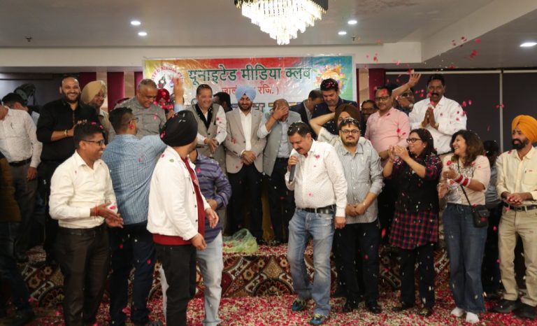 Read more about the article यूनाइटेड मीडिया क्लब के होली मिलन समारोह में खेली गई फूलों की होली