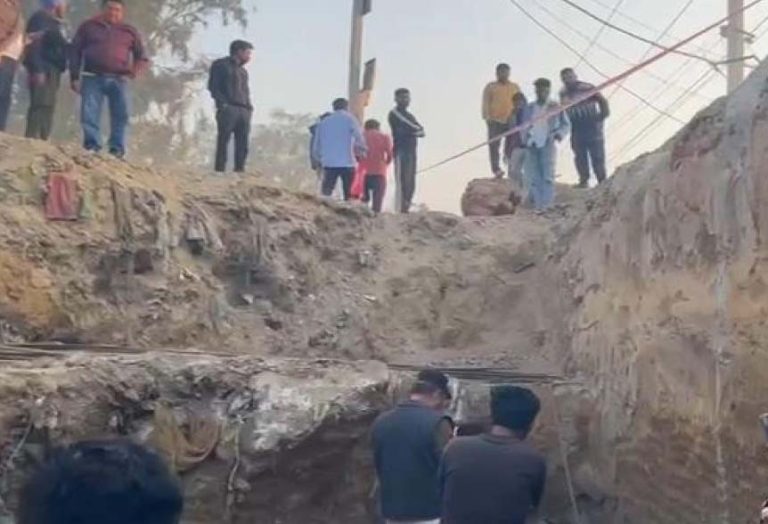 Read more about the article ਜਲੰਧਰ 20 ਫੁੱਟ ਡੂੰਘੇ ਟੋਏ ’ਚ ਡਿੱਗਿਆ ਮੋਟਰਸਾਈਕਲ ਸਵਾਰ, ਅੱਖ ‘ਚ ਵੱਜਿਆ ਸਰੀਆ