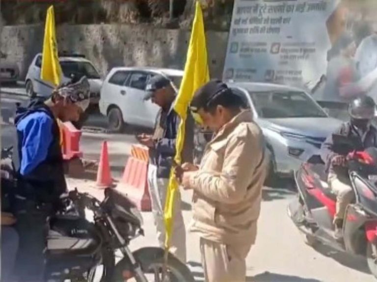 Read more about the article ਪੰਜਾਬੀ ਸ਼ਰਧਾਲੂਆਂ ਦੇ ਹਿਮਾਚਲ ਪੁਲਿਸ ਨੇ ਕੱਟੇ 2 ਦਿਨਾਂ ‘ਚ 950 ਚਲਾਨ