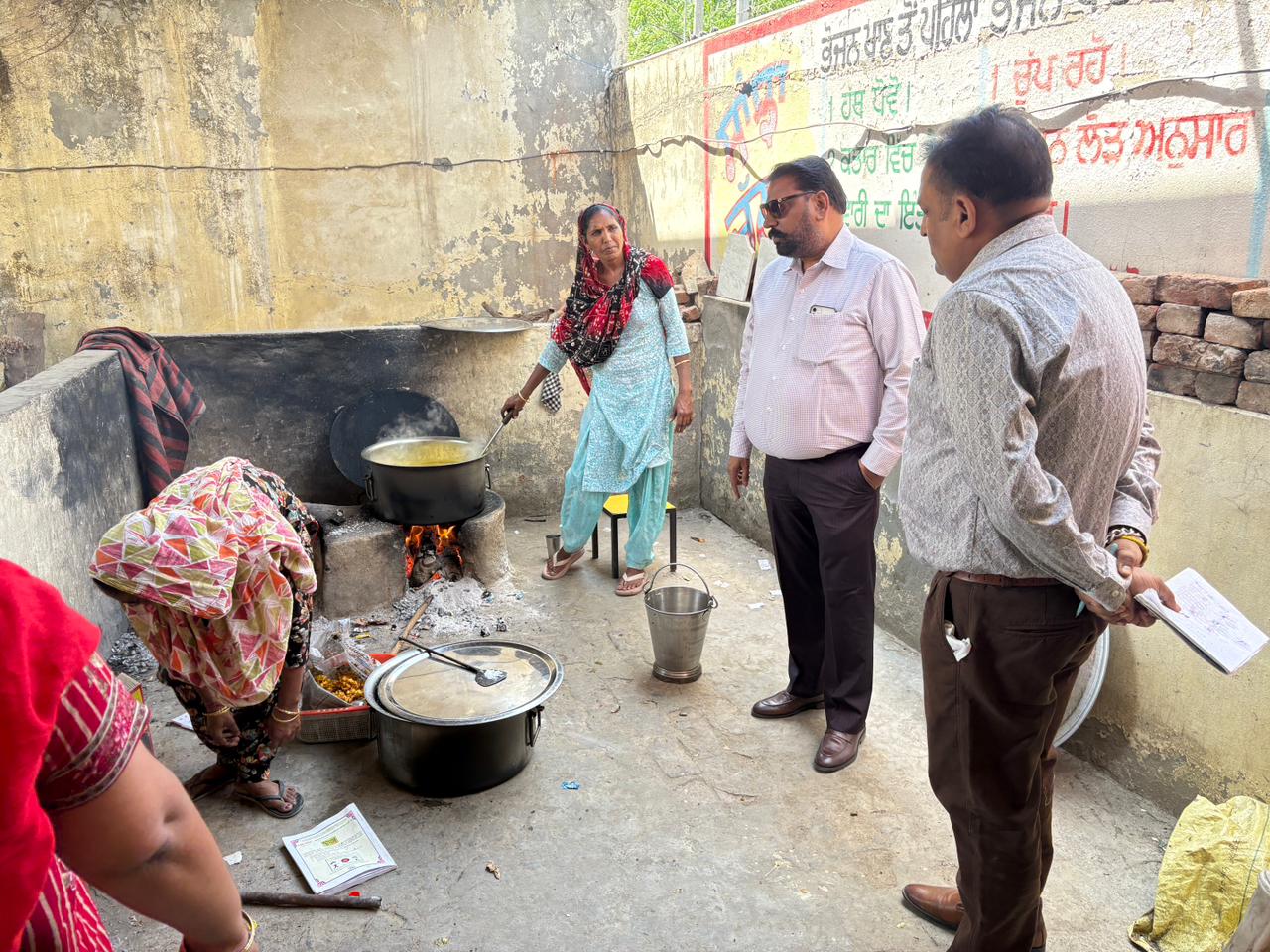 ਪੰਜਾਬ ਸਟੇਟ ਫੂਡ ਕਮਿਸ਼ਨ ਦੇ ਮੈਂਬਰ ਵਲੋਂ ਵੱਖ-ਵੱਖ ਸਕੂਲਾਂ ਅਤੇ ਆਂਗਨਵਾੜੀ ਕੇਂਦਰਾਂ ਦਾ ਦੌਰਾ