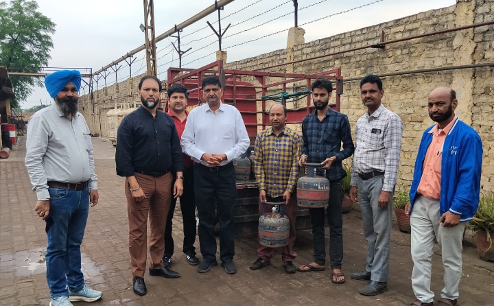 मजदूरों को 5 किलोग्राम के एफ.टी.एल. एल.पी.जी. सिलेंडर उपलब्ध करवाए गए