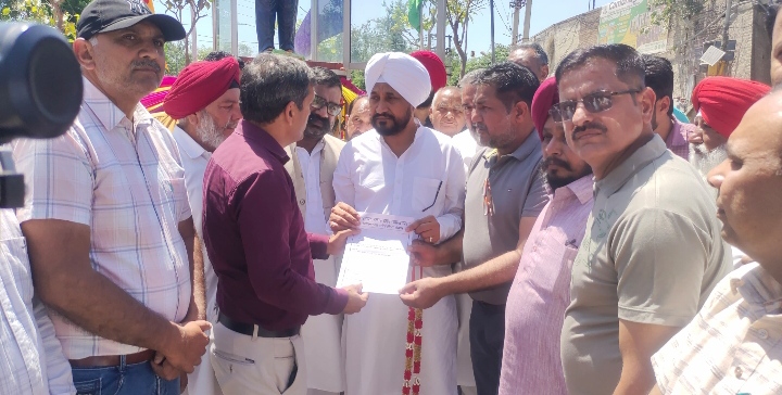 ਚਰਨਜੀਤ ਸਿੰਘ ਚੰਨੀ ਨੂੰ ਦਿੱਤਾ ਮੰਗ ਪੱਤਰ