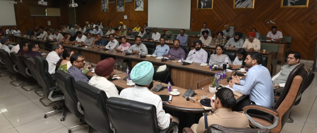 ਡਿਪਟੀ ਕਮਿਸ਼ਨਰ ਨੇ ਅਧਿਕਾਰੀਆਂ ਨੂੰ ਲੋਕ ਮਸਲੇ ਪਹਿਲ ਦੇ ਅਧਾਰ ‘ਤੇ ਹੱਲ ਕਰਨ ਦੇ ਦਿੱਤੇ ਨਿਰਦੇਸ਼