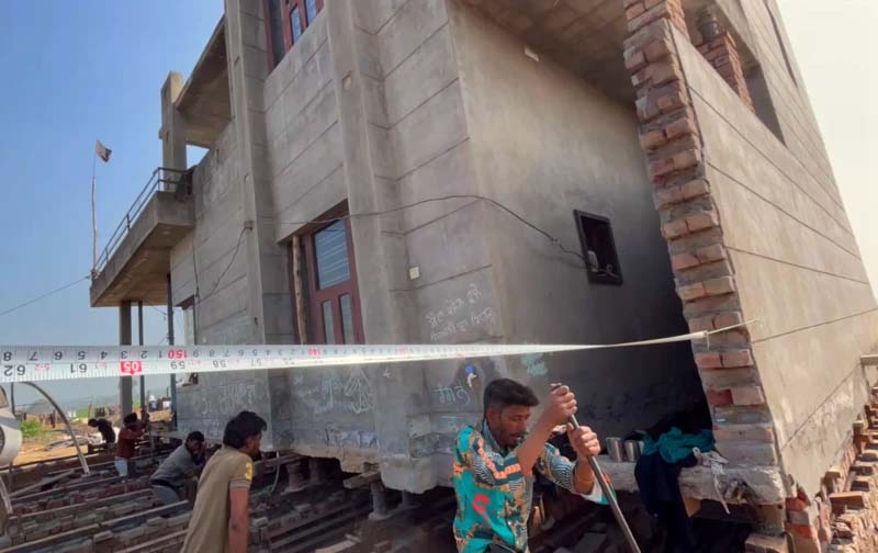 You are currently viewing ਮਕਾਨਾਂ ਨੂੰ ਚੁੱਕਣ ਅਤੇ ਤੋਰਨ ਲਈ ਹਾਈਡ੍ਰੋਲਿਕ ਜੈੱਕਾਂ ਦੀ ਵਰਤੋਂ ਕਿੰਨੀ ਸੁਰੱਖਿਅਤ