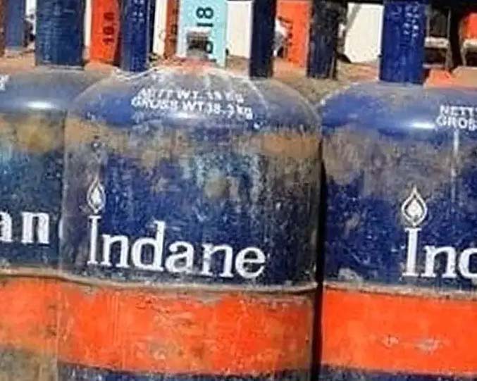 You are currently viewing ਕਮਰਸ਼ੀਅਲ LPG ਸਿਲੰਡਰ ਦੀਆਂ ਕੀਮਤਾਂ ‘ਚ 993 ਰੁਪਏ ਦਾ ਵਾਧਾ