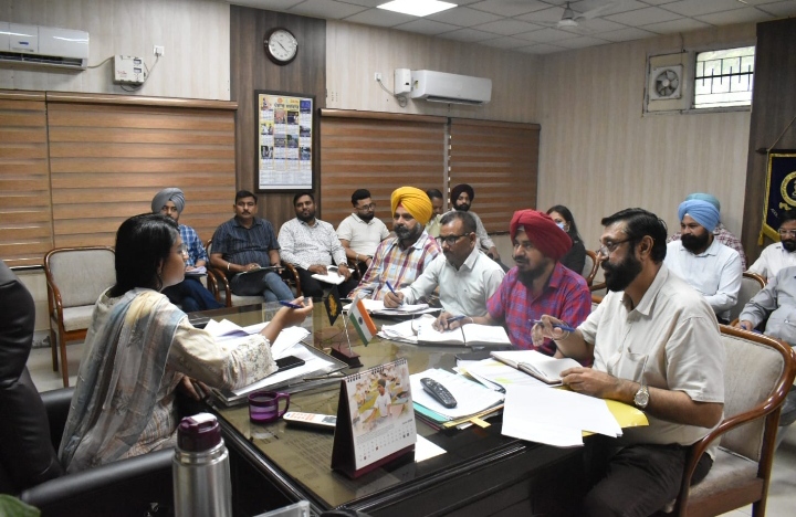 Read more about the article ਵਧੀਕ ਡਿਪਟੀ ਕਮਿਸ਼ਨਰ ਵੱਲੋਂ ਪਿੰਡਾਂ ’ਚ ਚੱਲ ਰਹੇ ਸੈਨੀਟੇਸ਼ਨ ਤੇ ਕੂੜਾ ਪ੍ਰਬੰਧਨ ਪ੍ਰਾਜੈਕਟਾਂ ਦੀ ਸਮੀਖਿਆ