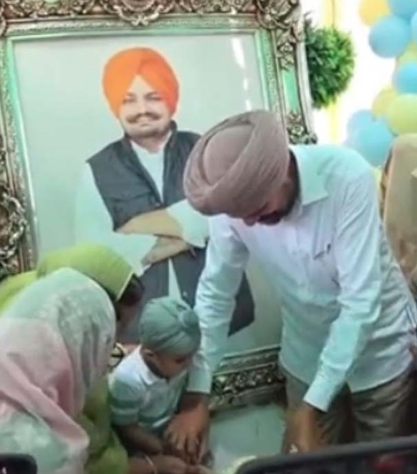 You are currently viewing ਸਿੱਧੂ ਮੂਸੇਵਾਲਾ ਦਾ ਜਨਮਦਿਨ ਮੂਸਾ ਹਵੇਲੀ ‘ਚ ਮਨਾਇਆ, ਛੋਟੇ ਭਰਾ ਨੇ ਕੱਟਿਆ ਕੇਕ