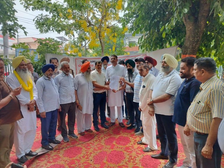 Read more about the article ਜਲੰਧਰ ਵੱਲੋਂ ਕੈਬਨਿਟ ਮੰਤਰੀ ਮਹਿੰਦਰ ਭਗਤ ਦੇ ਘਰ ਦਾ ਘਿਰਾਓ ਕਰਕੇ ਦਿੱਤਾ ਚੇਤਾਵਨੀ ਪੱਤਰ