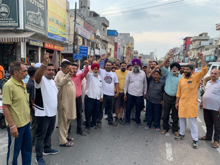 Read more about the article ਕੇਂਦਰੀ ਸਰਕਾਰ ਦੀਆਂ ਗ਼ਲਤ ਨੀਤੀਆਂ ਤੇ ਪੰਜਾਬ ਸਰਕਾਰ ਦੀ ਸਹਿਮਤੀ ਕਰਕੇ ਆਟੋ ਸੇਲ ਪਰਚੇਸ ਦਾ ਕਾਰੋਬਾਰ