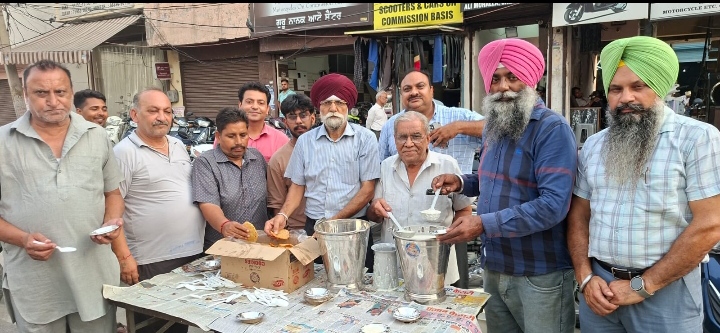 ਆਟੋ ਡੀਲਰ ਐਸੋਸੀਏਸ਼ਨ ਵੱਲੋਂ ਸਾਵਣ ਦੀ ਸੰਗਰਾਂਦ ਦੇ ਸਬੰਧ ਵਿਚ ਖੀਰ ਪੂਰੇ ਦਾ ਲੰਗਰ ਲਗਾਏ