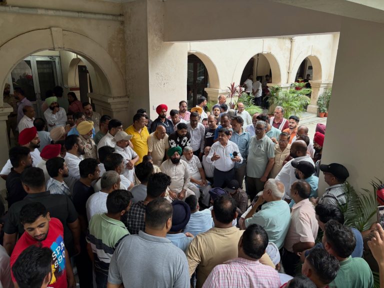 Read more about the article ਟਰੈਫਿਕ ਰੂਲਾਂ ਨੂੰ ਲੈ ਕੇ ਆਰਮੀ ਨੇ ਲੋਕਾਂ ਨੂੰ ਧਰਨੇ ਮਾਰਨ ਲਈ ਮਜਬੂਰ