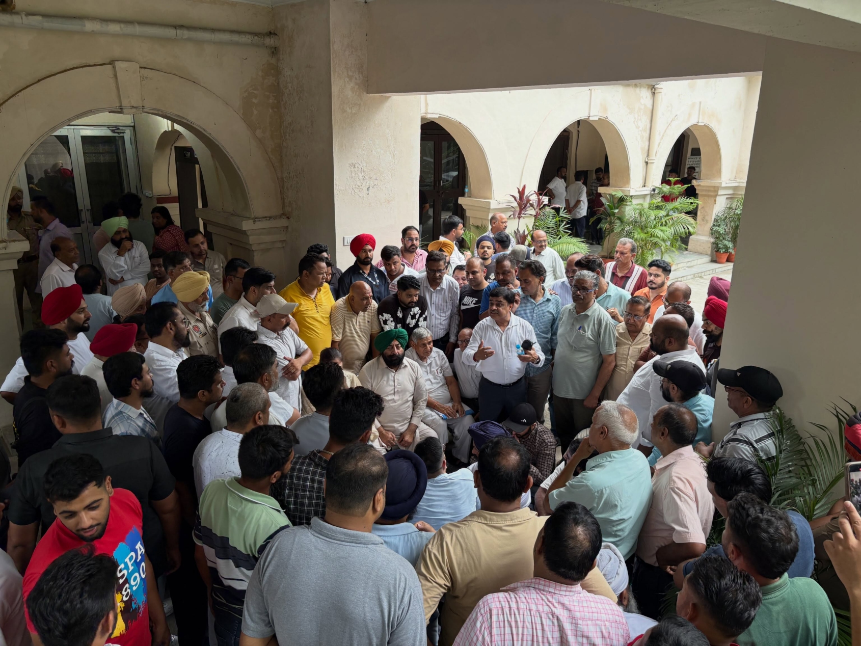 ਟਰੈਫਿਕ ਰੂਲਾਂ ਨੂੰ ਲੈ ਕੇ ਆਰਮੀ ਨੇ ਲੋਕਾਂ ਨੂੰ ਧਰਨੇ ਮਾਰਨ ਲਈ ਮਜਬੂਰ