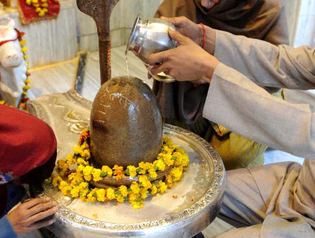 You are currently viewing ਸਾਵਣ ‘ਚ ਸ਼ਿਵਲਿੰਗ ‘ਤੇ ਸਭ ਤੋਂ ਪਹਿਲਾਂ ਕੀ ਚੜ੍ਹਾਈਏ-ਜਲ, ਦੁੱਧ ਜਾਂ ਪੰਚਾਮ੍ਰਿਤ?