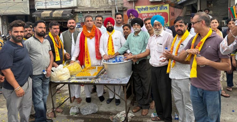 Read more about the article ਜਗਨ ਨਾਥ ਰੱਥ ਯਾਤਰਾ ਤੇ two ਵੀਲਰ ਡੀਲਰ ਐਸੋਸੀਏਸ਼ਨ ਵੱਲੋਂ ਲਗਏ ਗਏ ਲੰਗਰ