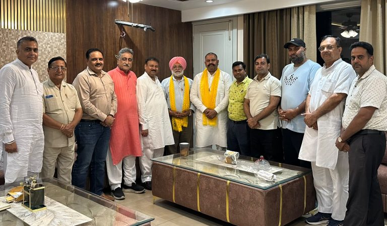 Read more about the article रमन जैन ने सुशील कुमार रिंकू व सरदार अमरजीत सिंह अमरी का किया सम्मान