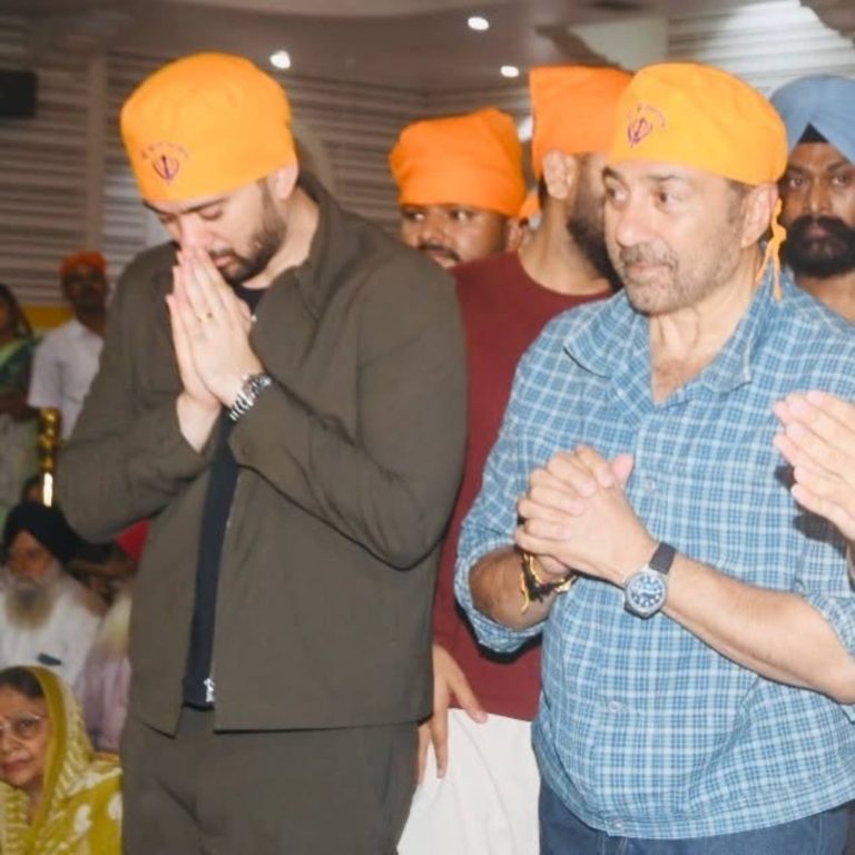 Read more about the article पटना साहिब (तख्त श्री हरमंदिर जी) में बेटे करण संग Sunny Deol ने टेका माथा