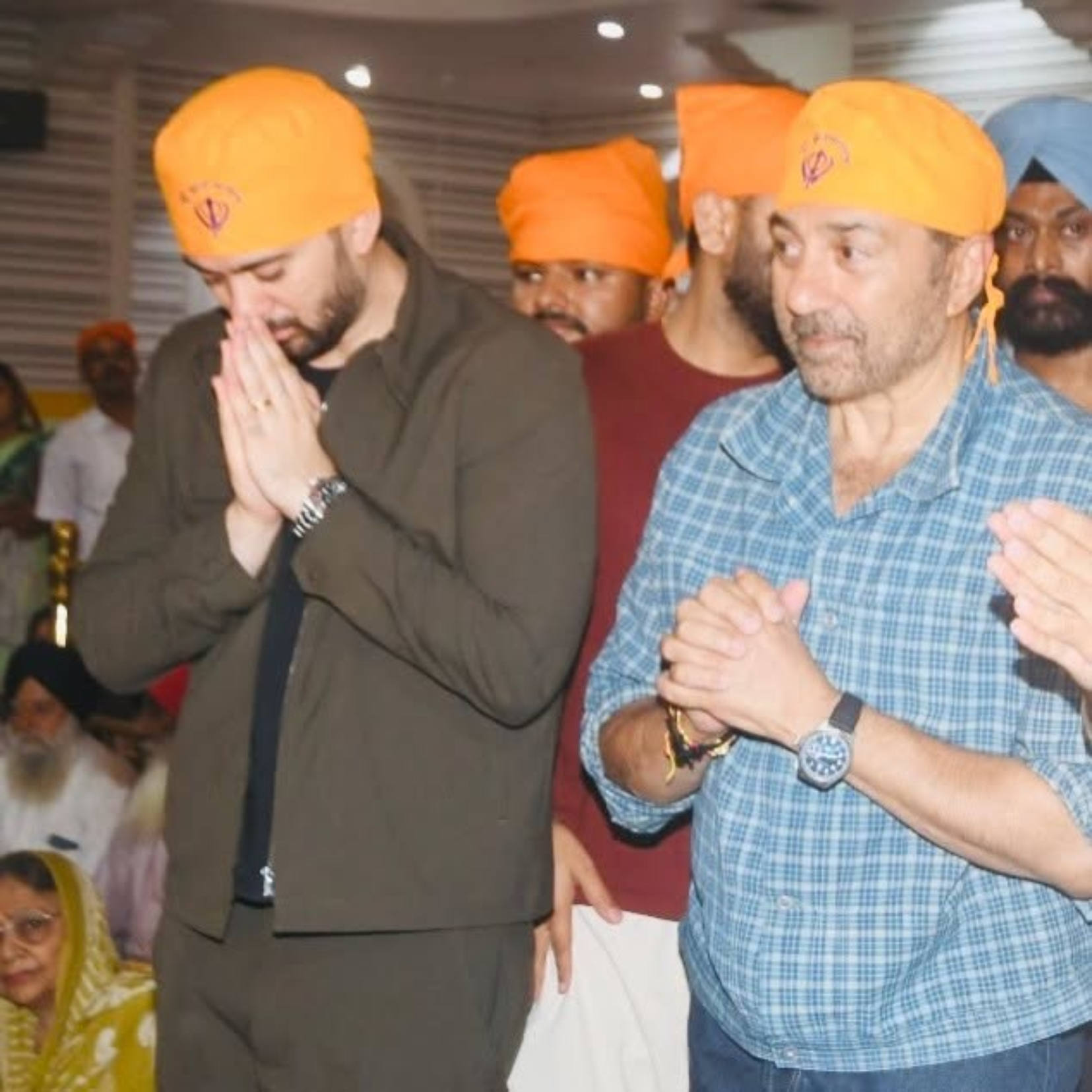 You are currently viewing पटना साहिब (तख्त श्री हरमंदिर जी) में बेटे करण संग Sunny Deol ने टेका माथा