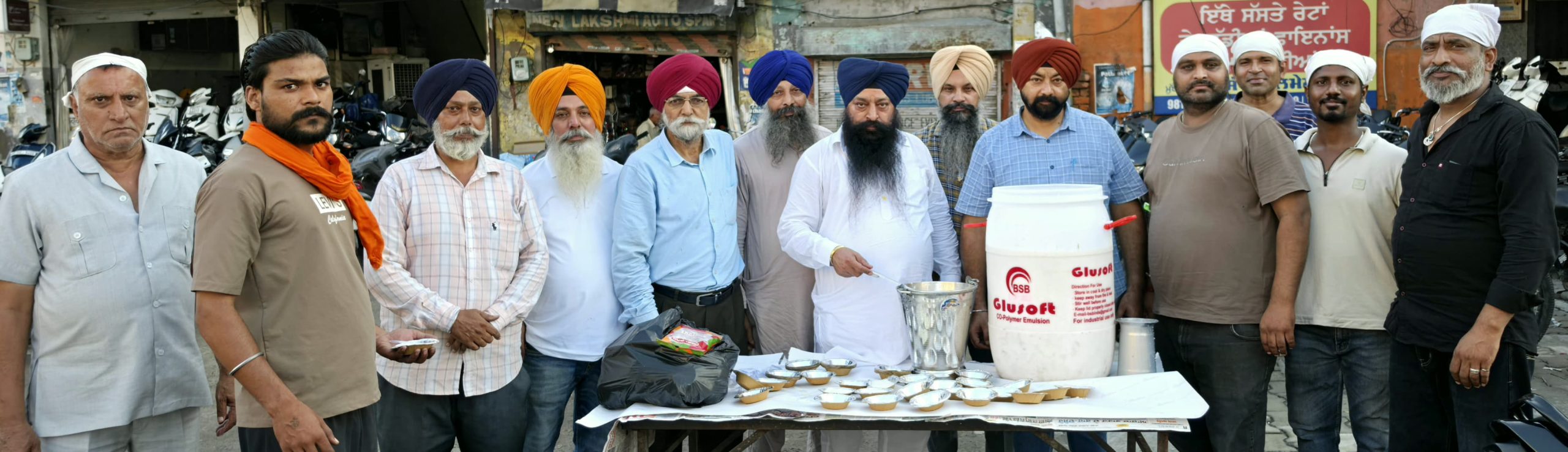 ਗੁਰੂ ਗ੍ਰੰਥ ਸਾਹਿਬ ਜੀ ਪਹਿਲੇ ਪਰਕਾਸ਼ ਪੁਰਬ ਤੇ ਸਿੱਖ ਤਾਲਮੇਲ ਕਮੇਟੀ ਵਲੋਂ ਖੀਰ ਦੇ ਲੰਗਰ ਲਗਾਏ
