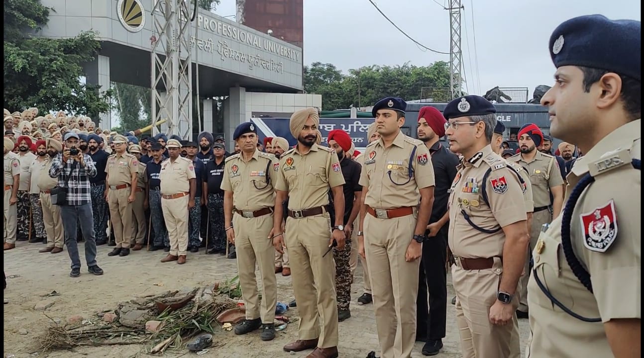 ਜ਼ਿੰਮੇਵਾਰਾਂ ਵਿਰੁੱਧ ਕੀਤੀ ਜਾਵੇਗੀ ਸਖ਼ਤ ਕਾਰਵਾਈ, ਪੁਲਿਸ ਨੇ ਵਿਦਿਆਰਥੀਆਂ ਅਤੇ ਯੂਨੀਵਰਸਿਟੀ ਪ੍ਰਸ਼ਾਸਨ ਵਿਚਕਾਰ ਕਰਵਾਈ ਗੱਲਬਾਤ