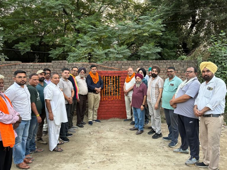 Read more about the article ਹਰ ਵਾਰਡ ਵਿੱਚ ਸੜਕਾਂ, ਸਟਰੀਟ ਲਾਈਟਾਂ ਅਤੇ ਬੁਨਿਆਦੀ ਸਹੂਲਤਾਂ ਨੂੰ ਮਜ਼ਬੂਤ ਕਰਨਾ ਪਹਿਲ: ਮੇਅਰ ਵਨੀਤ ਧੀਰ