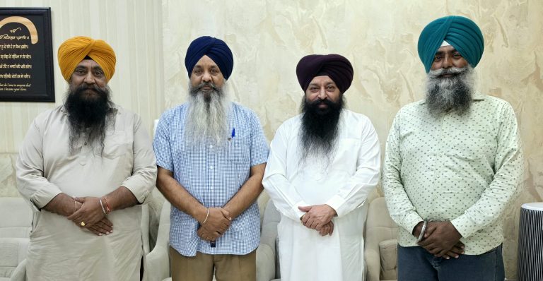 Read more about the article ਗੁਰਦਵਾਰਾ ਪ੍ਰਬੰਧ ਵਿਚ ਆਈ ਗਿਰਾਵਟ ਦੇ ਵਿਰੁੱਧ, ਵੱਡਾ ਜਥਾ ਸ੍ਰੀ ਅਕਾਲ ਤੱਖਤ ਦੇ ਜਥੇਦਾਰ ਨੂੰ ਮੰਗ ਪੱਤਰ ਦੇਣ ਜਾਵੇਗਾ