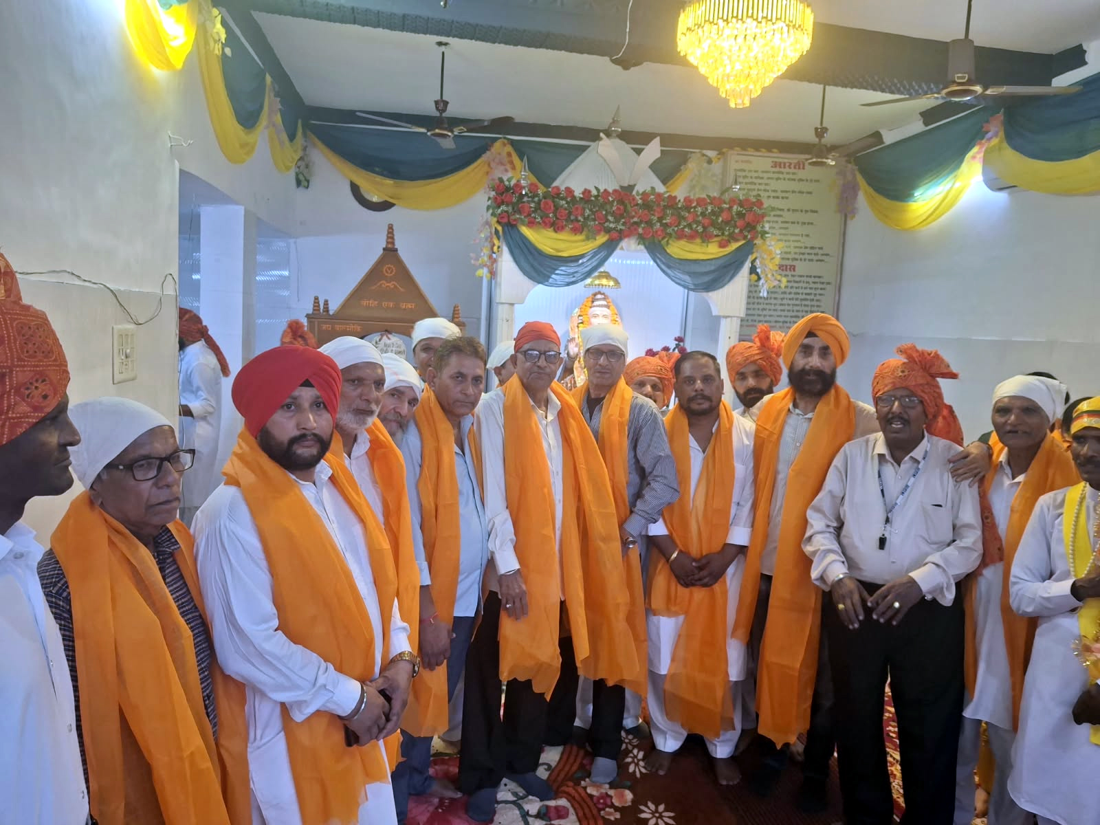 You are currently viewing ਗੜ੍ਹਾ ਵਿਖੇ ਭਗਵਾਨ ਵਾਲਮੀਕਿ ਜੀ ਦੇ ਪ੍ਰਗਟ ਦਿਵਸ ਮੌਕੇ ਵਿਸ਼ਾਲ ਸ਼ੋਭਾ ਯਾਤਰਾ ਕੱਢੀ ਗਈ